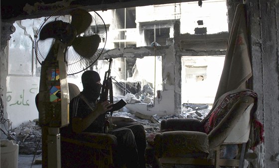 Syrský povstalec ve mst Dajr az-Zaur (10. kvtna 2013) 