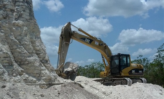 Poniená mayská pyramida Noh Mul v Belize (13. kvtna 2013)