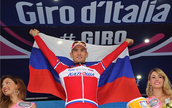 Maxim Blkov s ruskou vlajkou slaví vítzství v deváté etap cyklistického Gira.