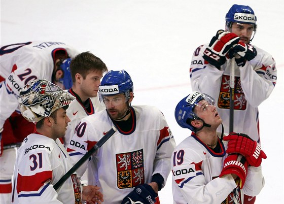 JE TO ZLÉ. Čeští hokejisté po prohraném utkání s Kanadou. Ve skupině zůstali na