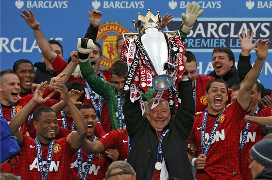 KRÁSNÉ LOUENÍ. Alex Ferguson s trofejí pro vítze anglické ligy. Manaer