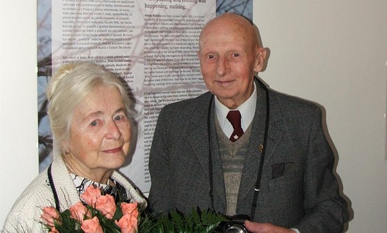 Václav Rika a paní Kavalírová na vernisái výstavy jedni z nás v únoru 2008. 