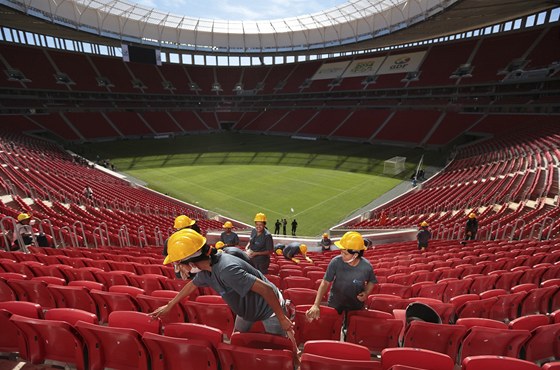 Poslední úpravy ped otevením nového Národního stadionu v brazilském hlavním