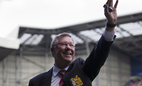DÍKY! Sir Alex Ferguson kyne fanouškům.