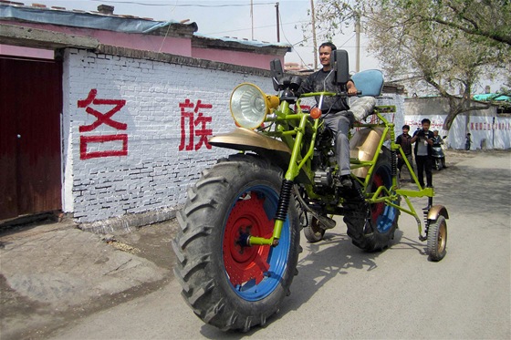 Traktor na dvou kolech, nebo motocykl? ían Abulajon vyrábl svj stroj 12...