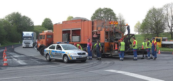 Práce na dálnici D1 mezi Lhotkou a Velkou Bíteí (9. kvnta 2013)