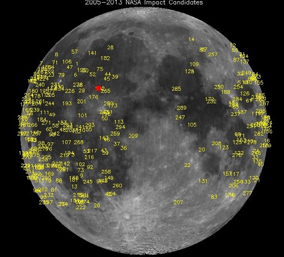 Měsíc s vyznačenými místy dopadů meteoritů