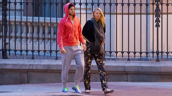 SPOLU. Maria arapovová a Grigor Dimitrov na procházce veerním Madridem.