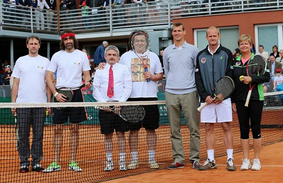 PARTIKA NA TENISE. Igor Chmela, Jakub Kohák, Michal Suchánek a Richard Genzer si zahráli exhibici s bývalými tenisty Bohdanem Ulihrachem a Hanou Mandlíkovou (vpravo). Mezi soupei stojí rozhodí Jan Smíek.