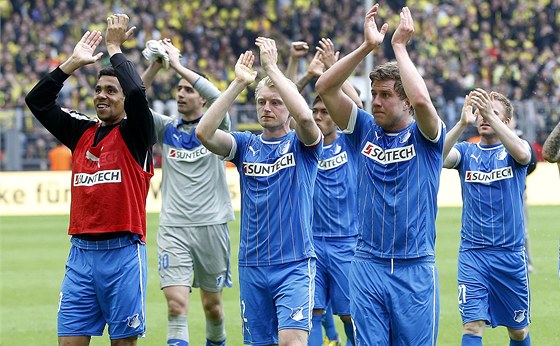DĚKUJEME. Fotbalisté Hoffenheimu se radují po nečekaném triumfu nad Borussií