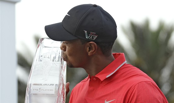 VÍTZNÝ POLIBEK. Tiger Woods s trofejí pro vítze turnaje Players Championship. 