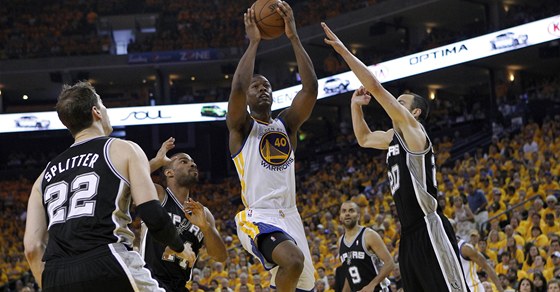 Harrison Barnes z Golden State pálí v utkání proti San Antoniu. 