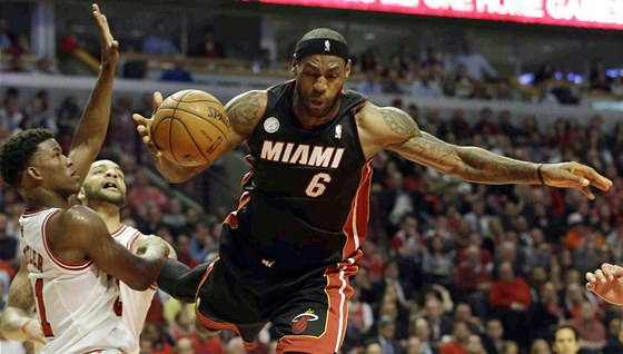 LeBron James z Miami v utkání proti Chicagu. 