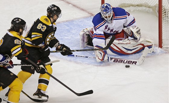 DVA HLADOVÍ STELCI. Na brankáe New York Rangers Henrika Lundqvista se enou