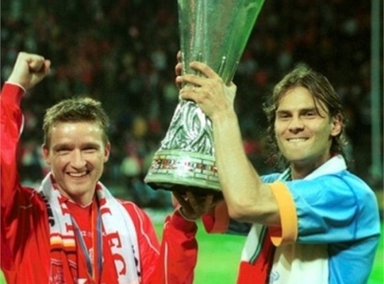 POHÁR UEFA. Ten Patrik Berger (vpravo) i s Vladimírem micerem vyhrál, ale triumf v Lize mistr nikdy nepoznal. Ani s Liverpoolem, ani s Dortmundem.