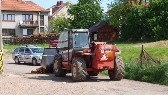 Naklada couval z prostoru firmy a nejspí si neviml, e se za ním pohybuje chlapec s kolem.