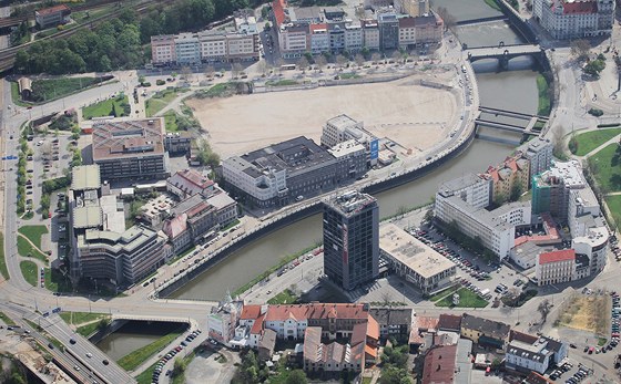 Obchodní dm Tesco u Americké tídy v Plzni (na snímku samostatná stavba vlevo)...