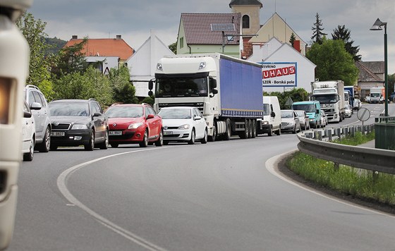 Oprava mostu a kolony na hlavní silnici v Holýov.