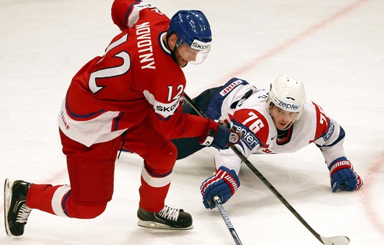 Kapitán �eského týmu Ji�í Novotný (vpravo) obchází Roka Paji�e z týmu Slovinska.