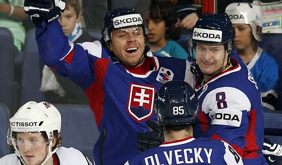 Slovenský útoník Martin Bartek (vlevo) se raduje se spoluhrái z gólu v duelu