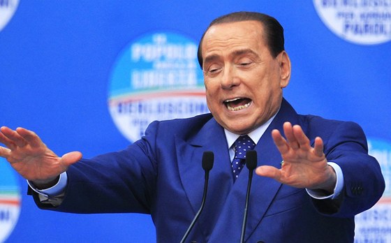 Italský expremiér Silvio Berlusconi na mítinku své strany v Brescii (11. kvtna...