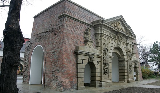 Terezská brána, cenná památka a pozůstatek olomouckého barokního opevnění....