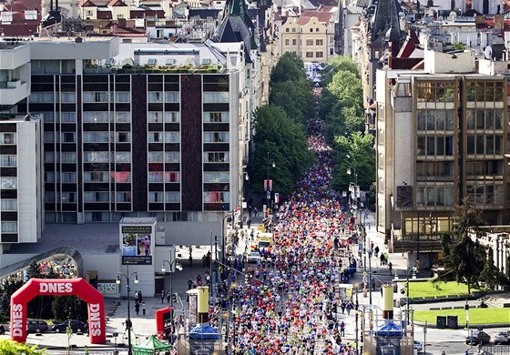 Maratontí bci vybíhají kolem hotelu InterContinental z Paíské ulice.