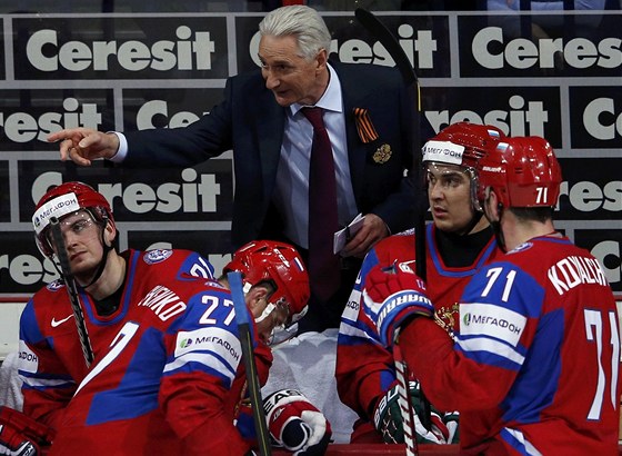 TY TAM, TY SEM. Ruský trenér Zinetula Biljaletdinov udílí pokyny svému týmu