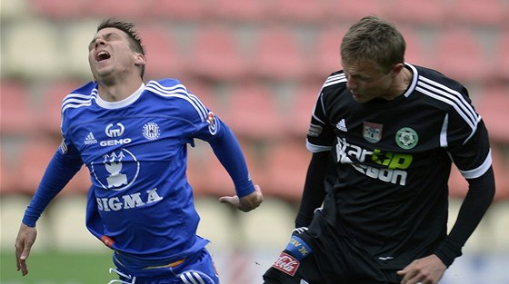Olomoucký fotbalista Jan Navrátil (vlevo) v souboji s Petrem Trappem z Píbrami.