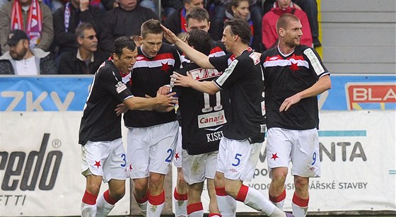 Slávisté oslavují stelce rozhodujícího gólu Milana kodu (druhý zleva).