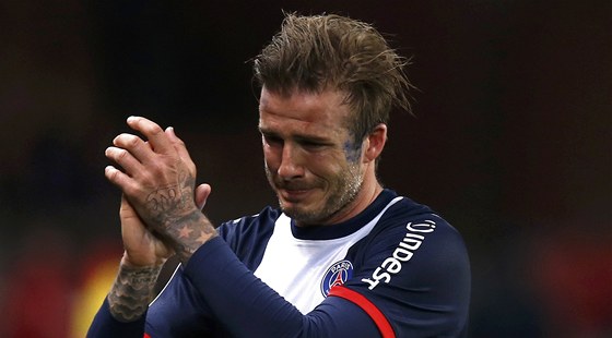 DOJATÁ HVĚZDA. David Beckham opouští hřiště při svém (zřejmě) předposledním...