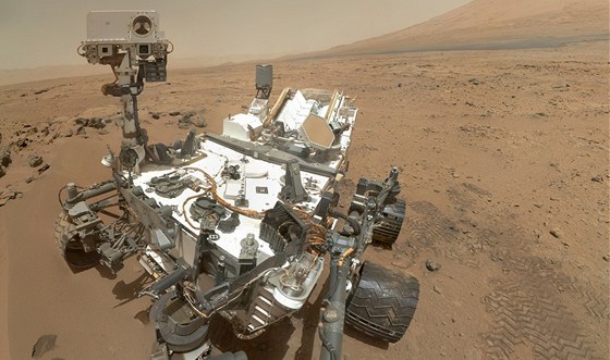 Vlastní portrét vozítka Curiosity, který pořídilo 31. října 2012 na Marsu....