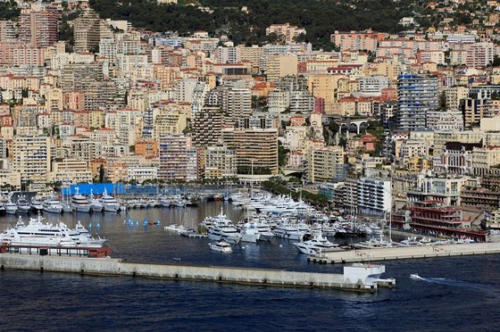 V Monaku ji prakticky není ádná nezastavná plocha a staré stavby se bourají,...