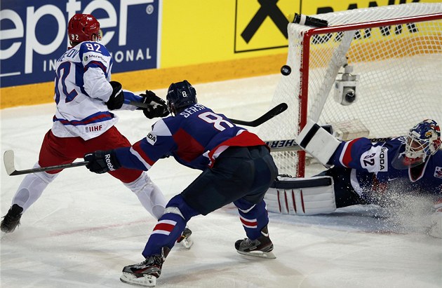 Jevgenij Kuzn�cov zkou�í p�ekonat slovenskou obranu. Michal Sersen u� ho