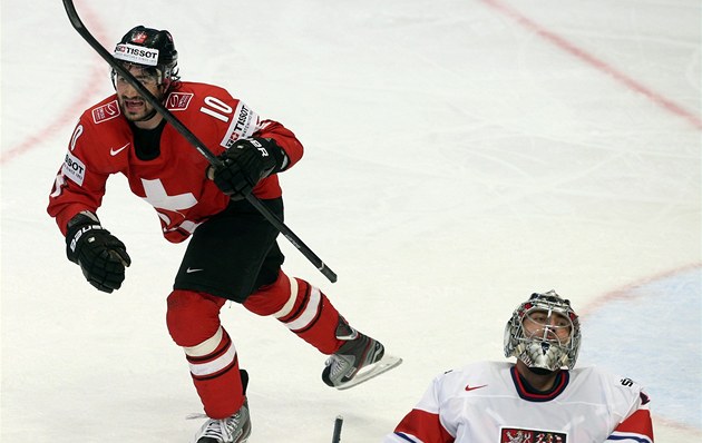 Hokejisté Švýcarska mají v kádru pro MS čtyři posily z NHL i rekordmana Ambühla