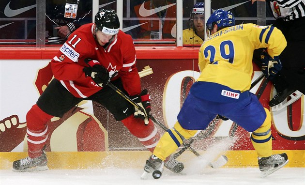 Jordan Staal (vlevo) z Kanady bojuje o puk s Erikem Gustafssonem ze �védska.