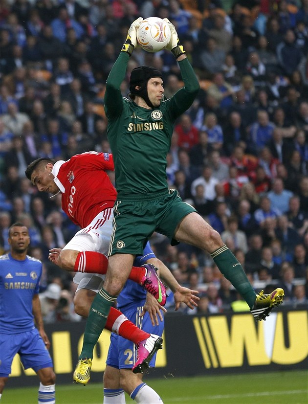 Petr �ech z Chelsea chytil mí� p�ed Nicolasem Gaitanem z Benfiky.