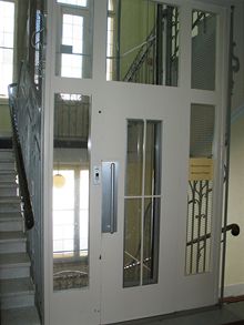 Výtah v sanatoriu byl tak velký, aby se do něj pohodlně vešla jak nemocniční...