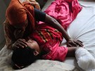 V bangladéských nemocnicích se zotavují stovky lidí, kteí pi zícení budovy