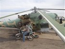 Pokozený vrtulník syrské armády na letiti v Taftanazu v provincii Idlíb (10.