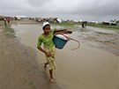 Ped cyklonem Mahasen utekly do bezpeí tisíce lidí (15. kvtna 2013)