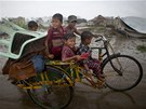 Ped cyklonem Mahasen utekly do bezpeí tisíce lidí. (15. kvtna 2013)