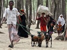 Lidé v Bangladéi prchají ped cyklonem do bezpeí.