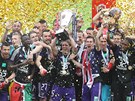 S POHÁREM. Fotbalisté Anderlechtu oslavují triumf v belgické lize.
