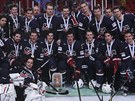 U JE MAJÍ. Hokejisté USA pózují s bronzovými medailemi.