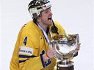 U HO VEZU! Kapitán védské reprezentace Staffan Kronwall pijídí s trofejí...