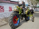 Traktor na dvou kolech, nebo motocykl? ían Abulajon vyrábl svj stroj 12...