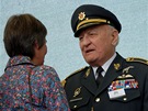Generál Zdenk karvada hovoí s britskou ambasadorkou Lindou Duffield (záí