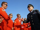 Generál Zdenk karvada  vítá na ostravském letiti britské letce legendární