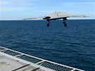 Bezpilotní letoun X-47B startuje z paluby letadlové lodi USS George H. W. Bush...